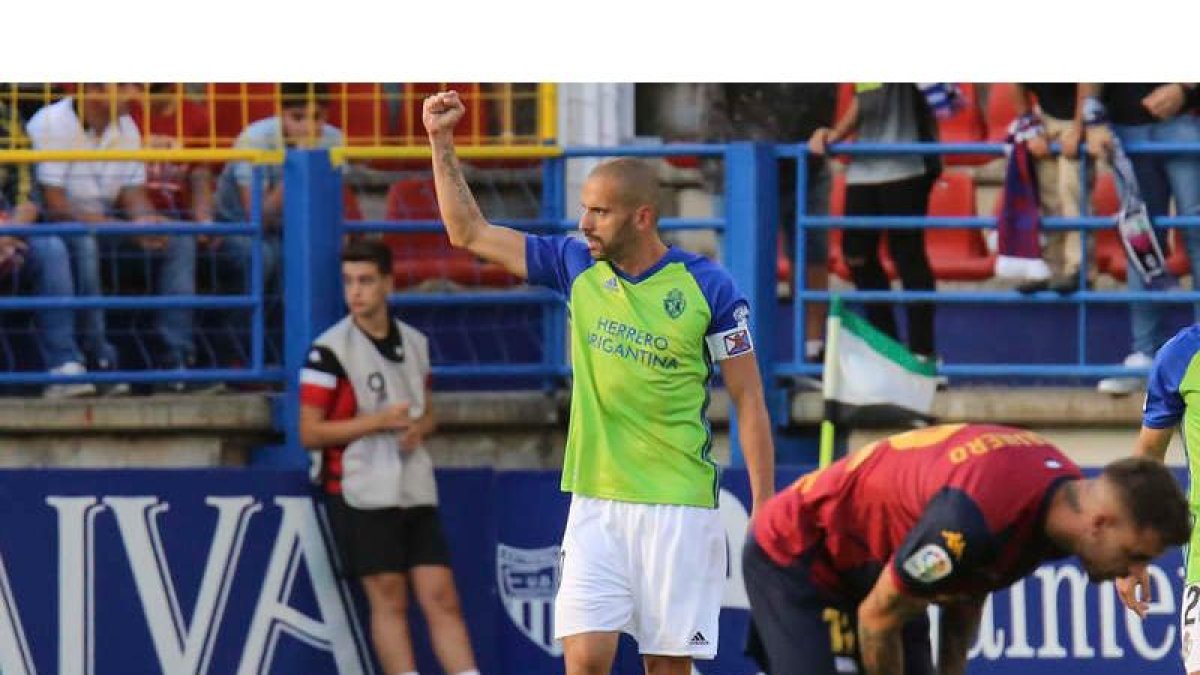 Yuri celebra el gol del empate ante el Extremadura, su cuarta diana de la temporada, tras transformar el penalti cometido por Casto sobre Kaxe. josé MANUEL ROMERO