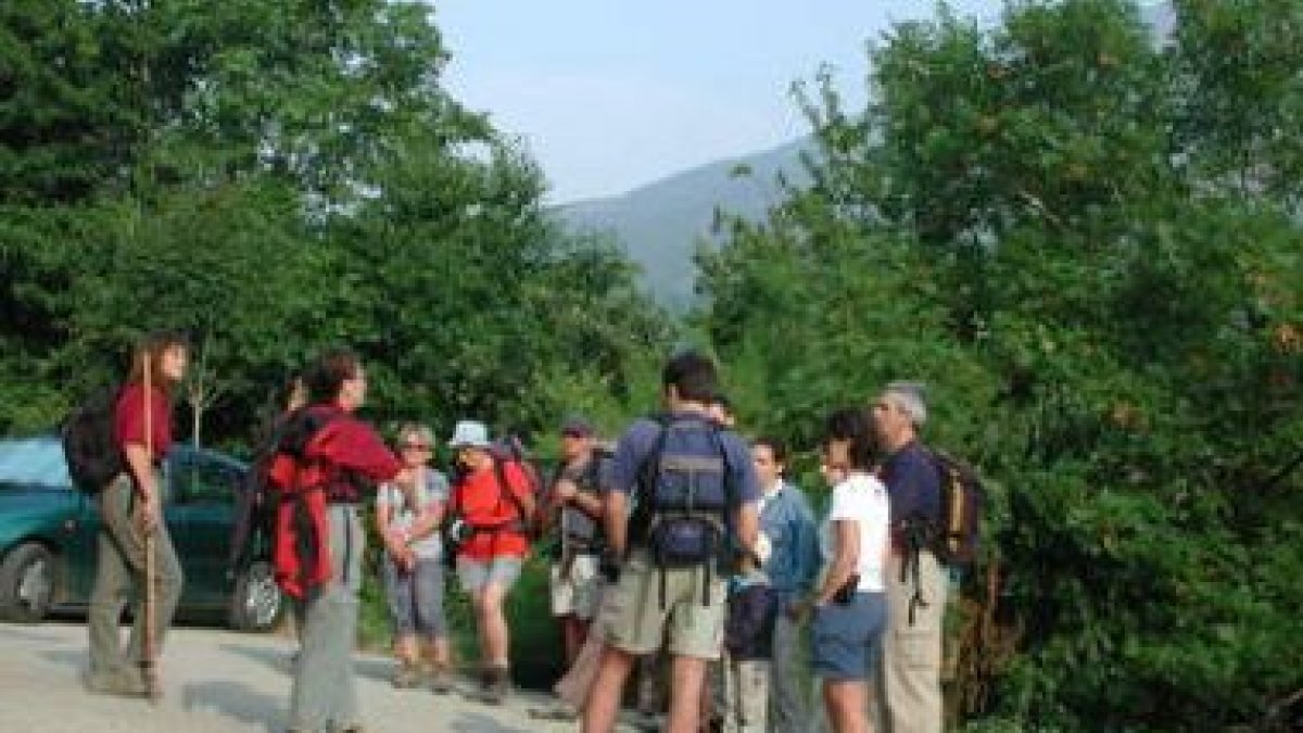 Un grupo de excursionistas se dispone a realizar una de las rutas guiadas por Picos.