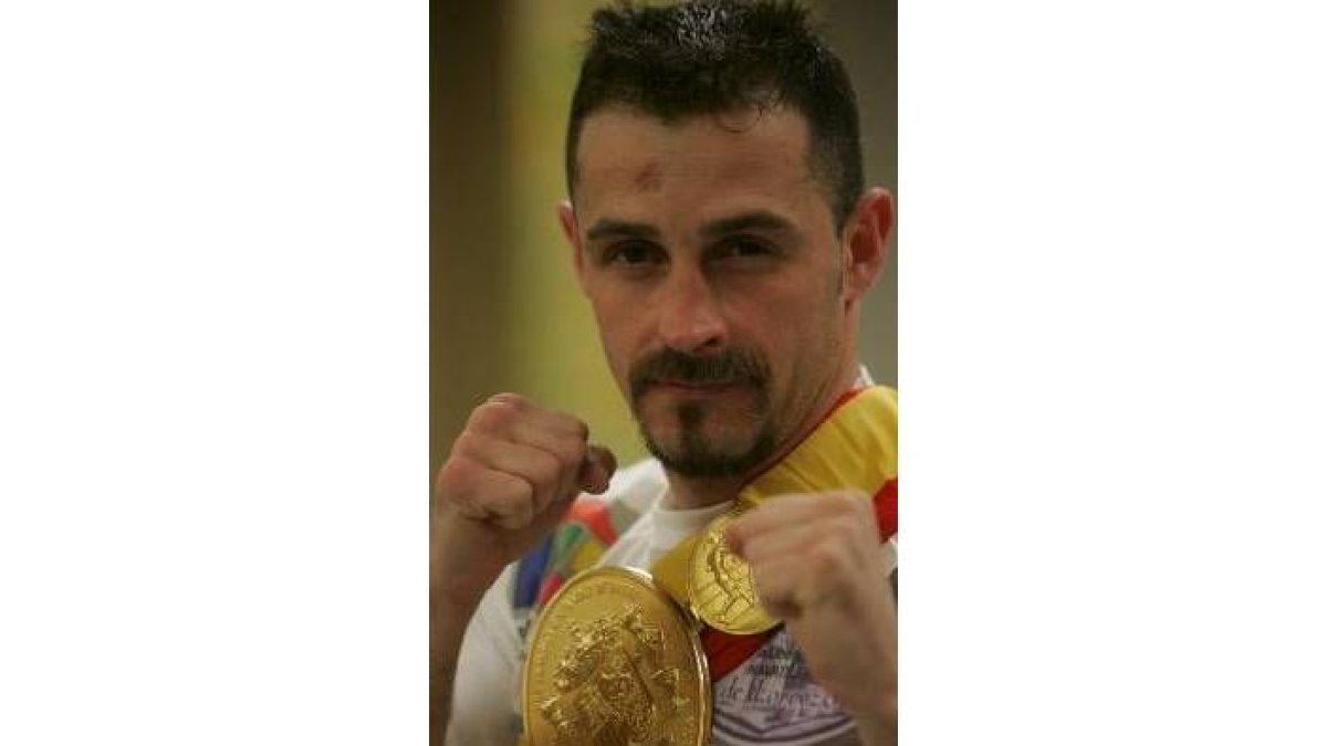 Moreira, con el cinturón de campeón de España superligero