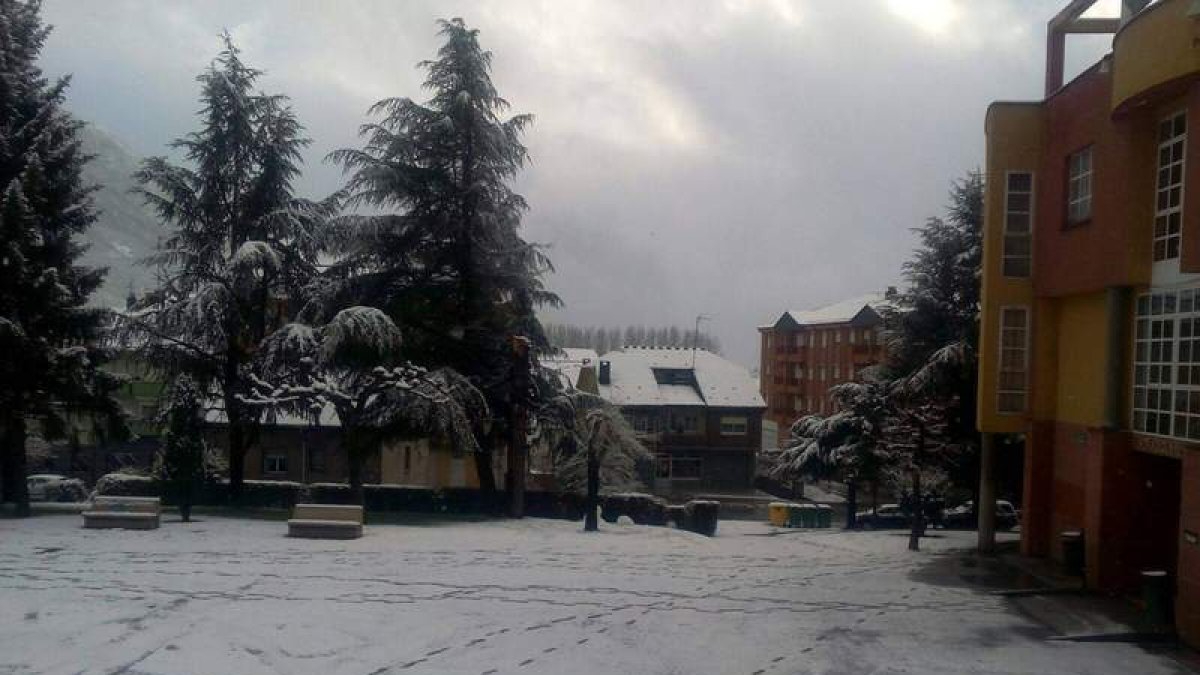 La nieve cayó ayer de forma significativa en Villablino.