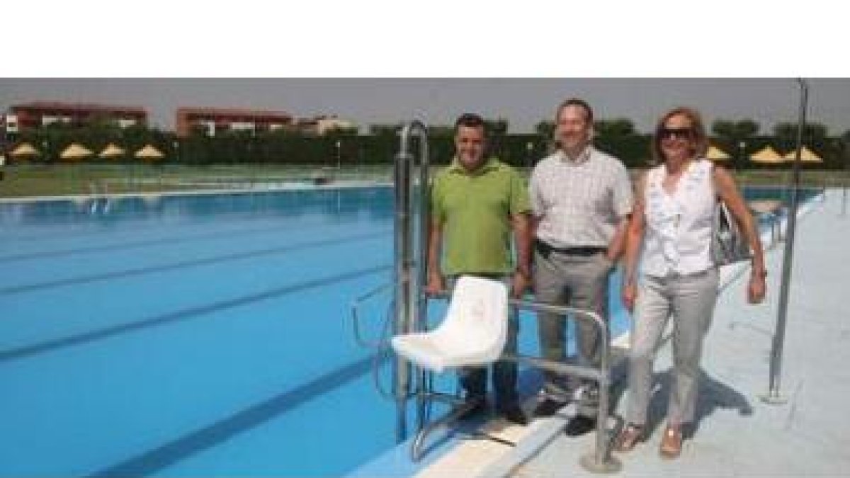 El alcalde, Viñuela y Ordás muestran la silla especial para el baño de discapacitados.