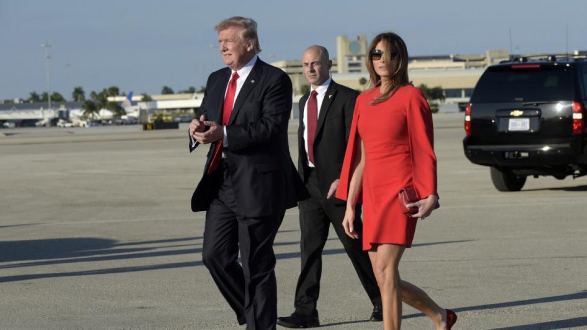 Donald Trump, presidente de EEUU, y su esposa Melania, a su llegada al aeropuerto de Palm Beach.