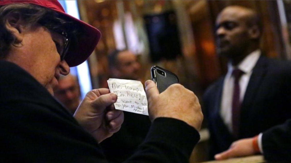 Michael Moore, con la nota que entregó en la Trump Tower de Nueva York.