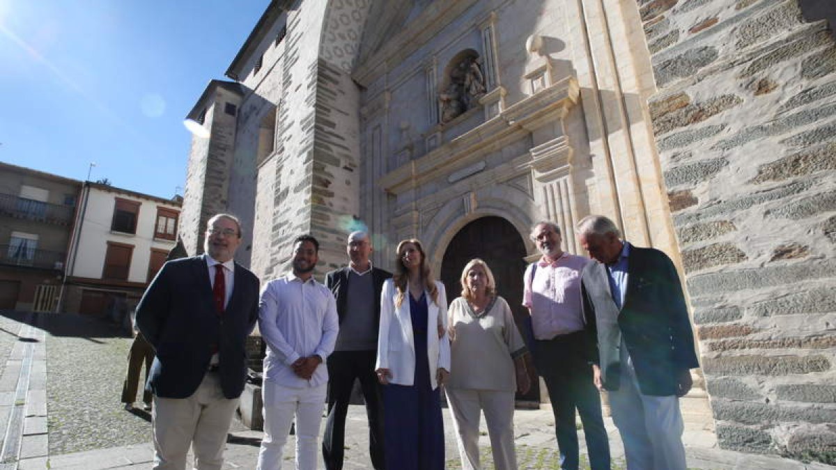 La viceconsejera, en el centro, junto a Consuelo Álvarez de Toledo y entre otros, el alcalde, Anderson Batista (todo de blanco). BARREDO