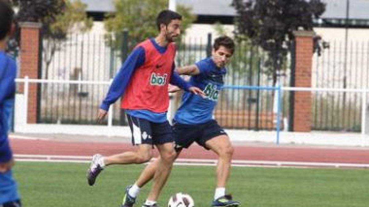 Rubén Vega, durante un entrenamiento de la Deportiva en el Colomán Trabado.