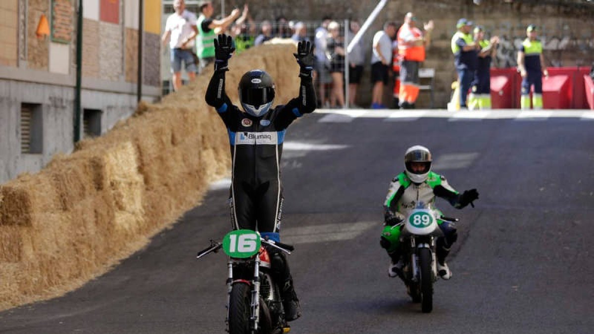 Sergio Fuertes celebra con los brazos en alto su triunfo en el Gran Premio de LLa Bañeza. El valenciano ya es de récord con diez a sus espaldas. FERNANDO OTERO