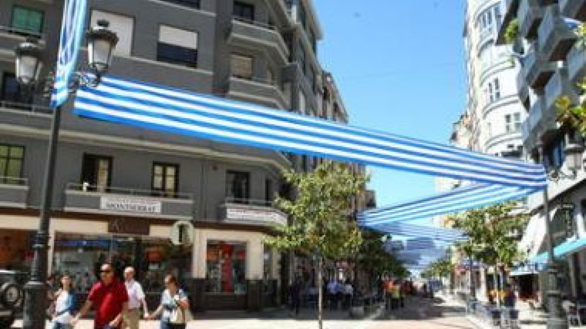 La Avenida de España, cubierta con banderas blanquiazules de lado a lado de la calle.