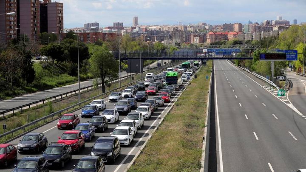 Vista de un atasco durante un control de tráfico en abril en Madrid. JUANJO MARTÍN