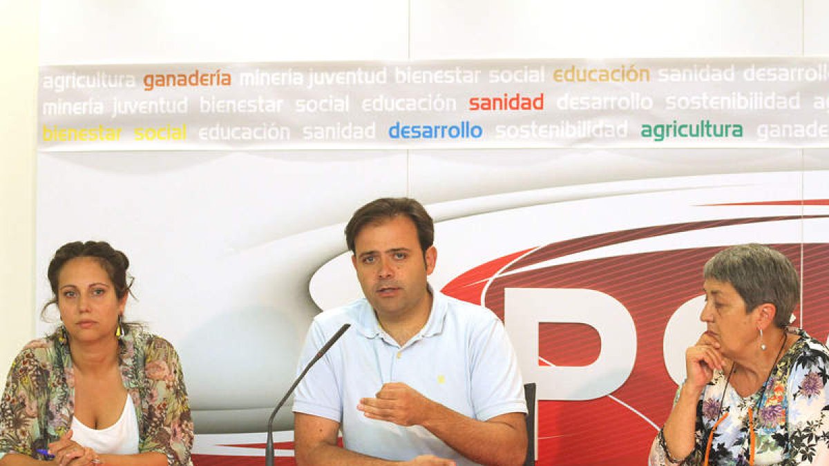 Helena Castellano, Celestino Rodríguez y Luisa González Santín analizaron los presupuestos.