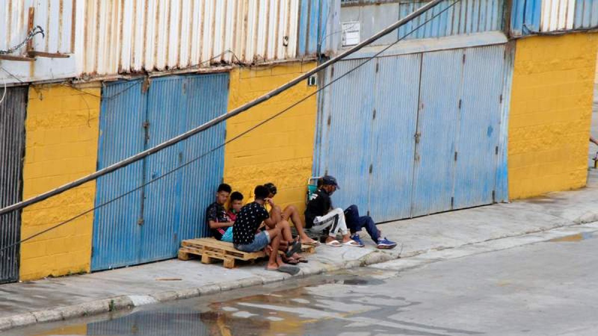 Menores pasan el rato en las naves de Tarajal, donde viven desde la invasión marroquí. REDUAN DRIS