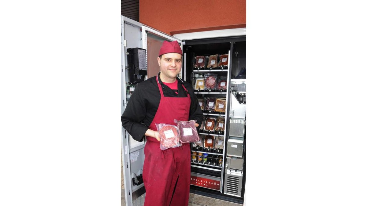 Ángel Sánchez Riaño en la máquina expendedora de carne, enLa Palomera.