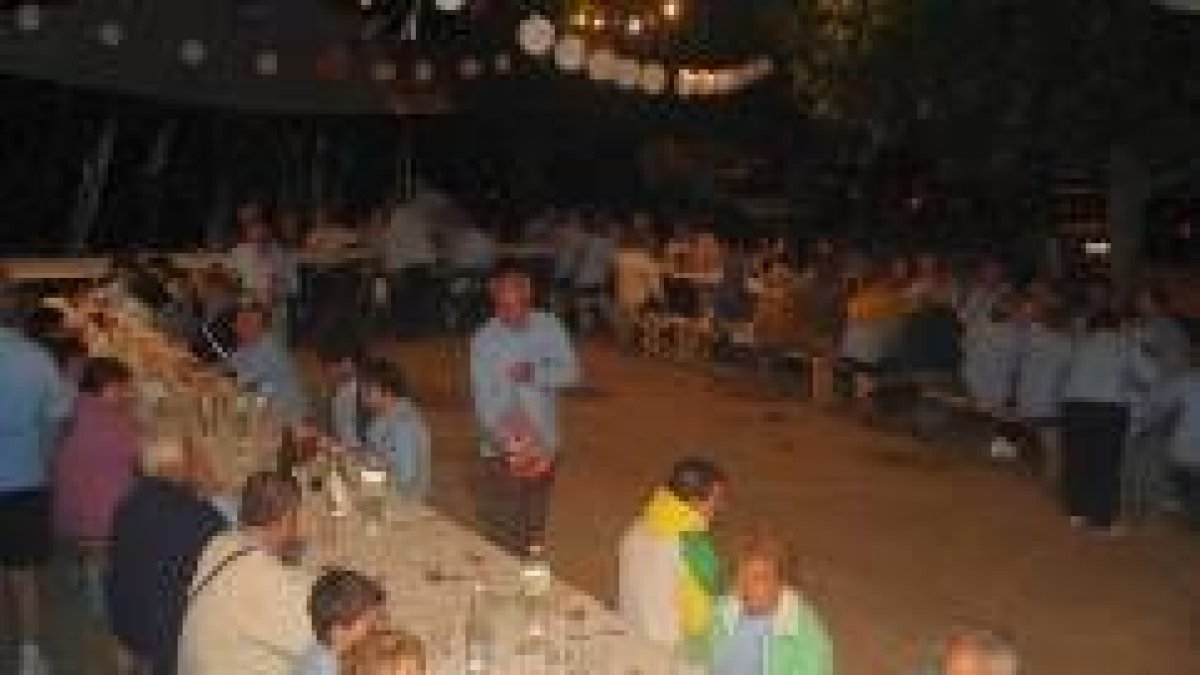 Los vecinos de El Rebedul, de Sabero, comparten cada verano «la cena de barrio»