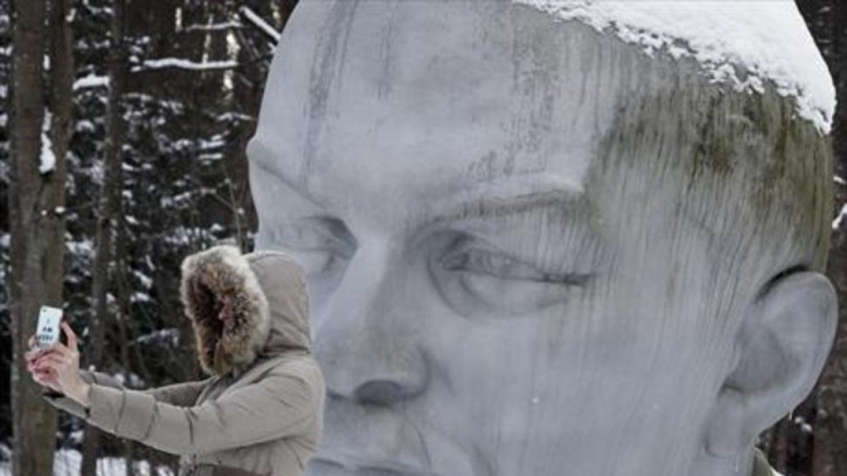 Fundador de la URSS 8 Una mujer se hace un selfi ante una estatua de Lenin cerca de San Petersburgo.