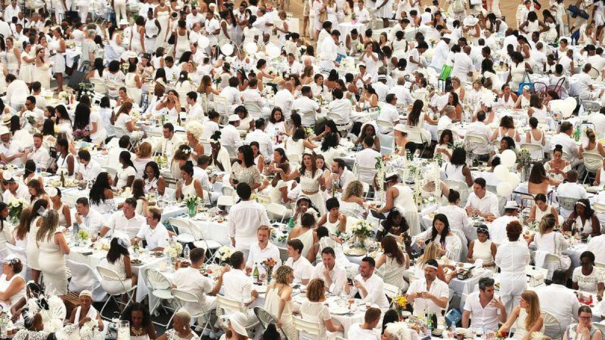 Miles de personas llenaron el Lincoln Center de Nueva York para celebrar la séptima edición de la Diner en Blanc.