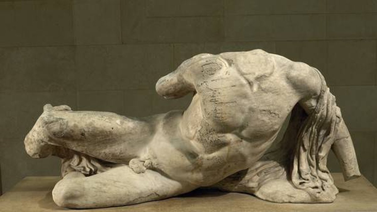 Una de las estatuas que forman parte de las estatuas que decoraban la Acrópolis de Atenas.