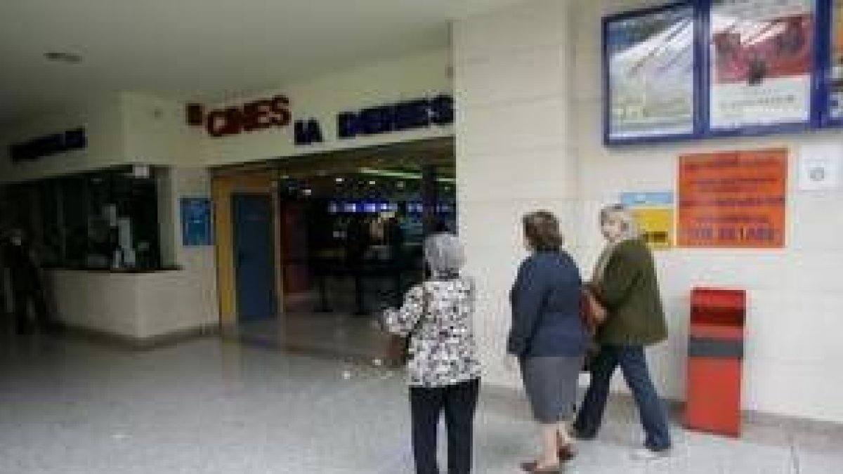 Algunas personas mayores se animaron a ir el cine, aprovechando los «Martes de cine» por un euro