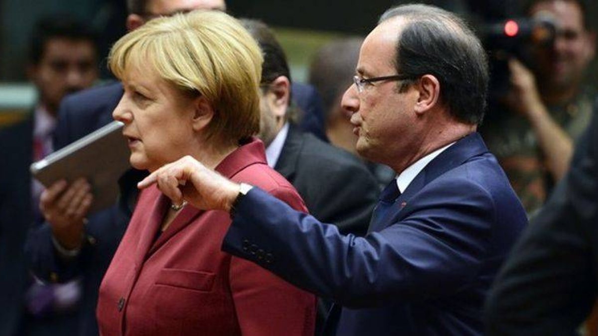 Angela Merkel y Franços Hollande, al inicio de la cumbre, en Bruselas.