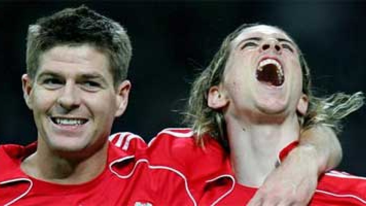 El capitán del Liverpool, Steven Gerrard junto a Fernando Torres.