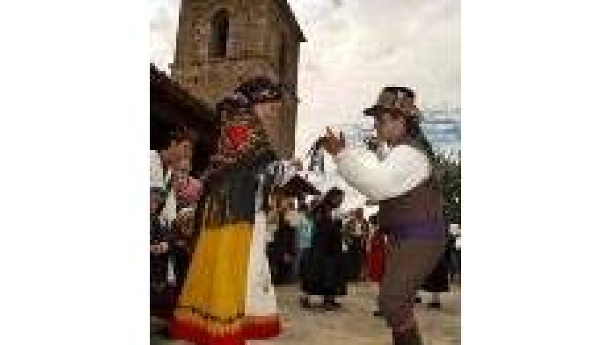 Los bailes tradicionales también estuvieron presentes durante la romería