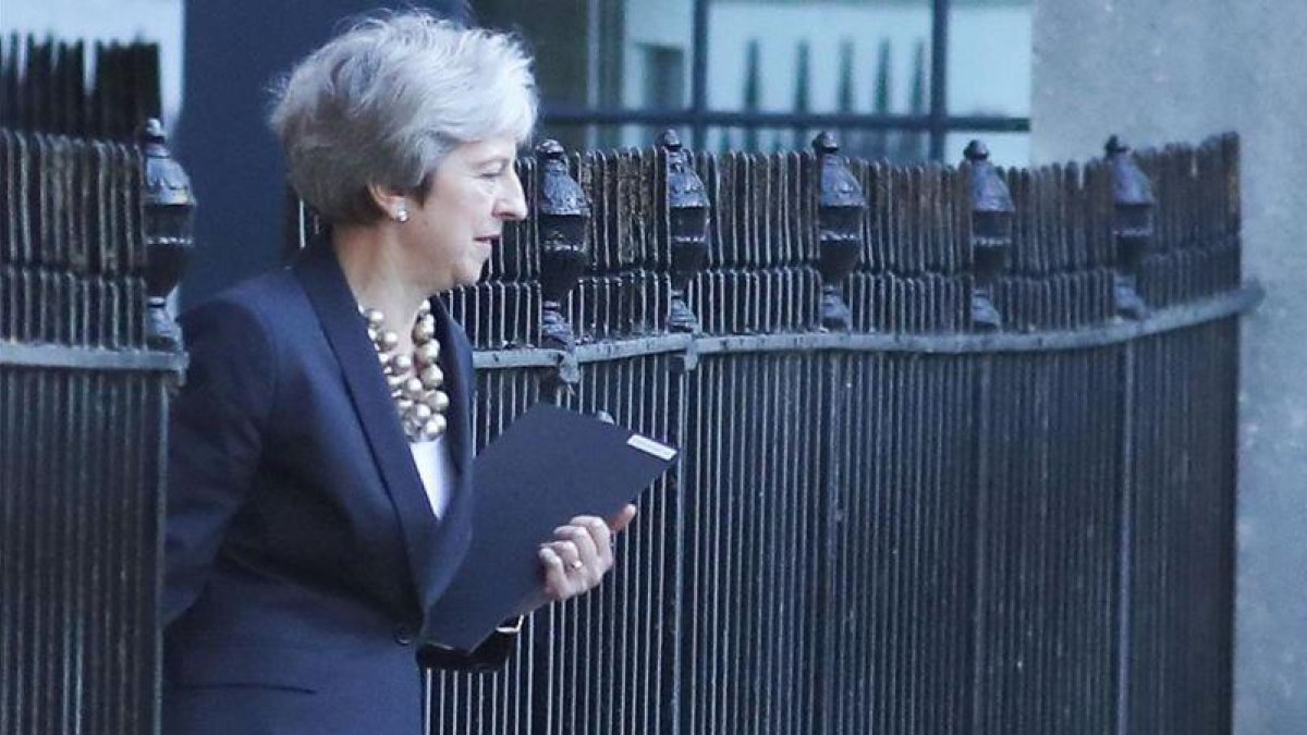 Theresa May sale de su residencia oficial de Downing Street, en Londres.