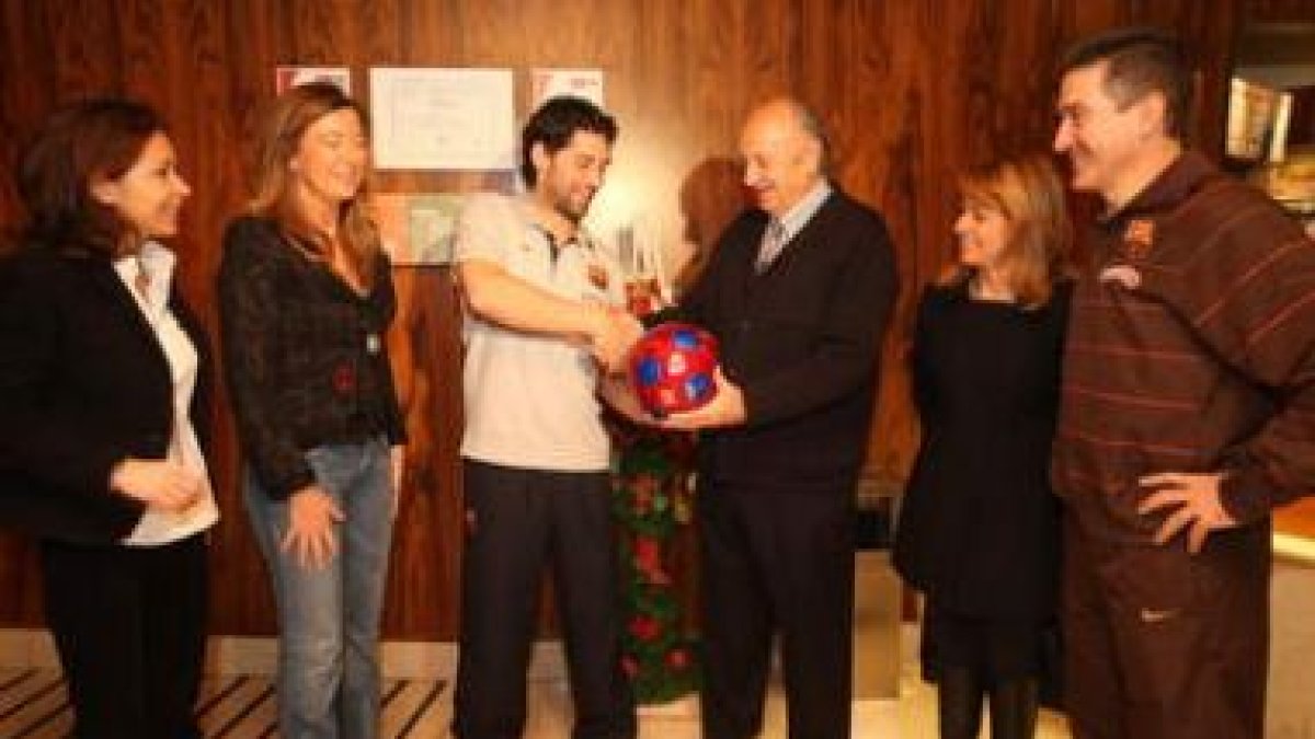 Juanín entregó el balón al tesorero de Unicef ante otros miembros del colectivo y Cadenas