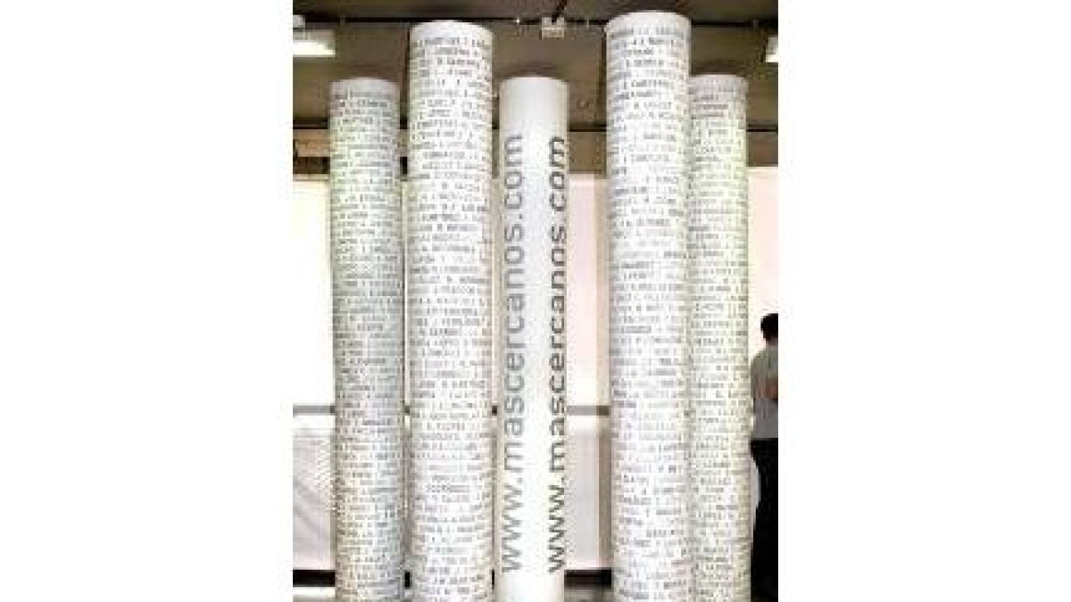 Cuatro columnas recogen los nombres de las víctimas en Atocha