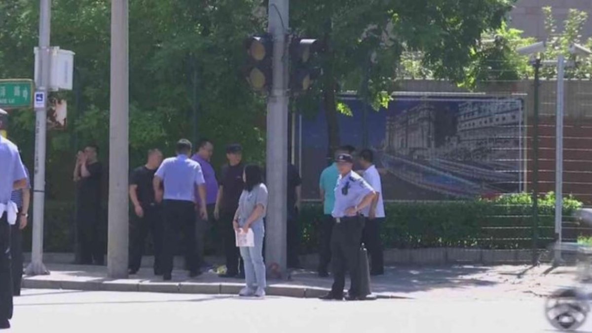 Policías ante la embajada de EEUU en Pekín.