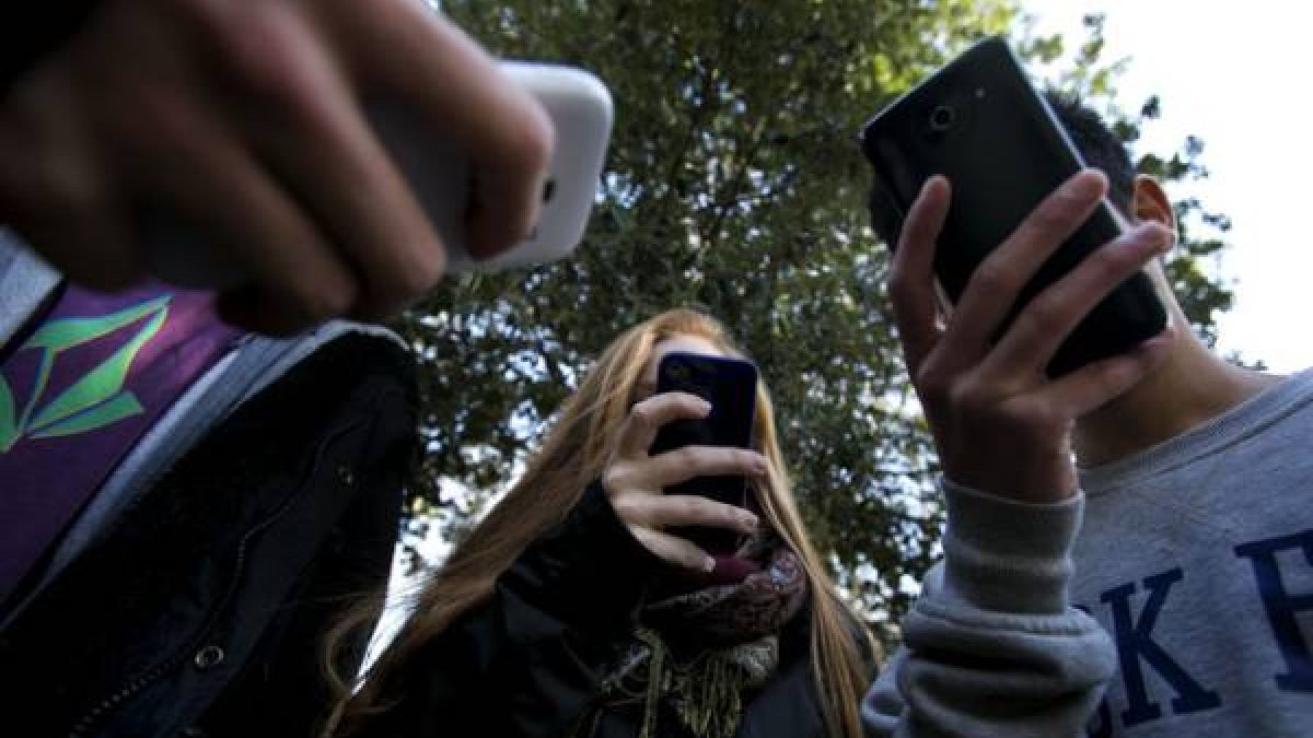 Varios adolescentes utilizando sus 'smartphones'.