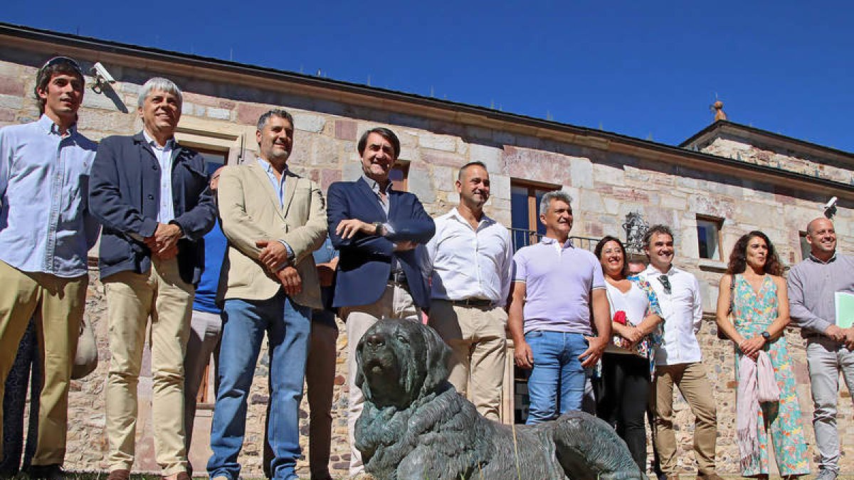 Suárez-Quiñones con alcaldes de Babia y representantes de las Reserva de la Biosfera. PEIO GARCÍA