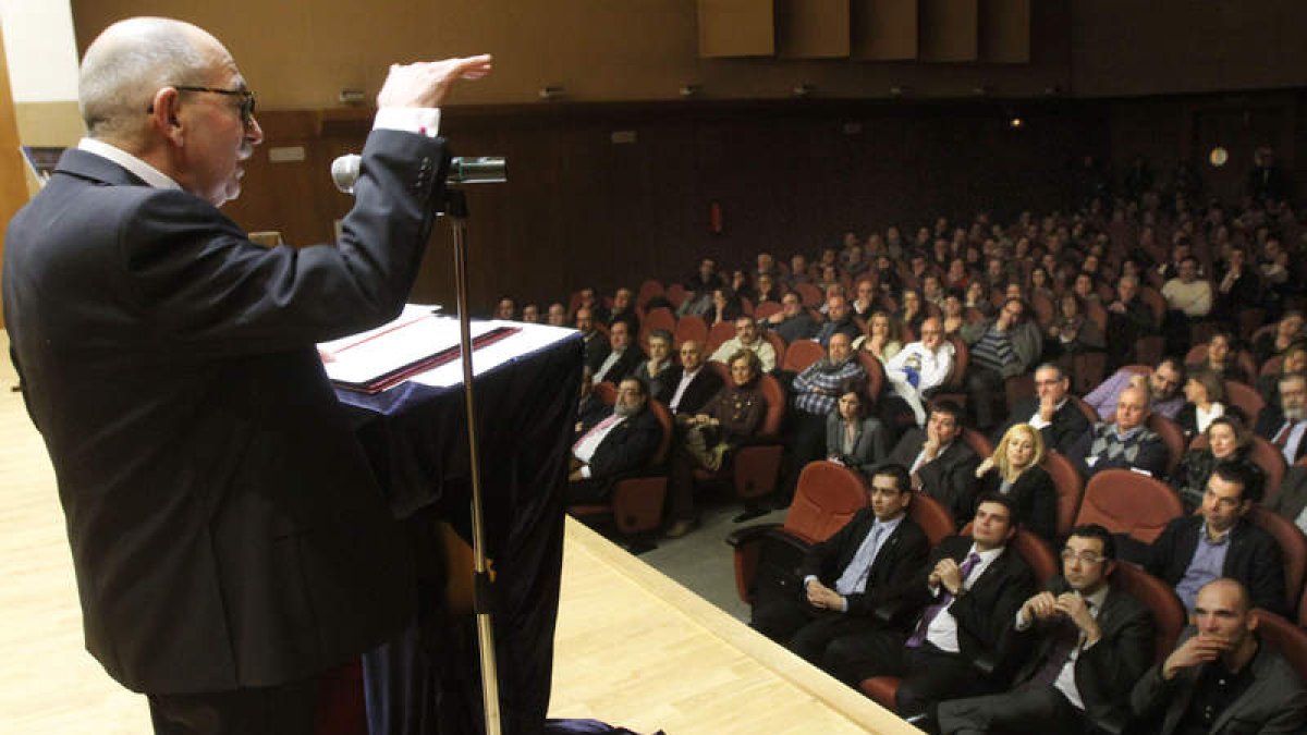 Javier Fernández, ayer, en su discurso ante un abarrotado salón de actos.