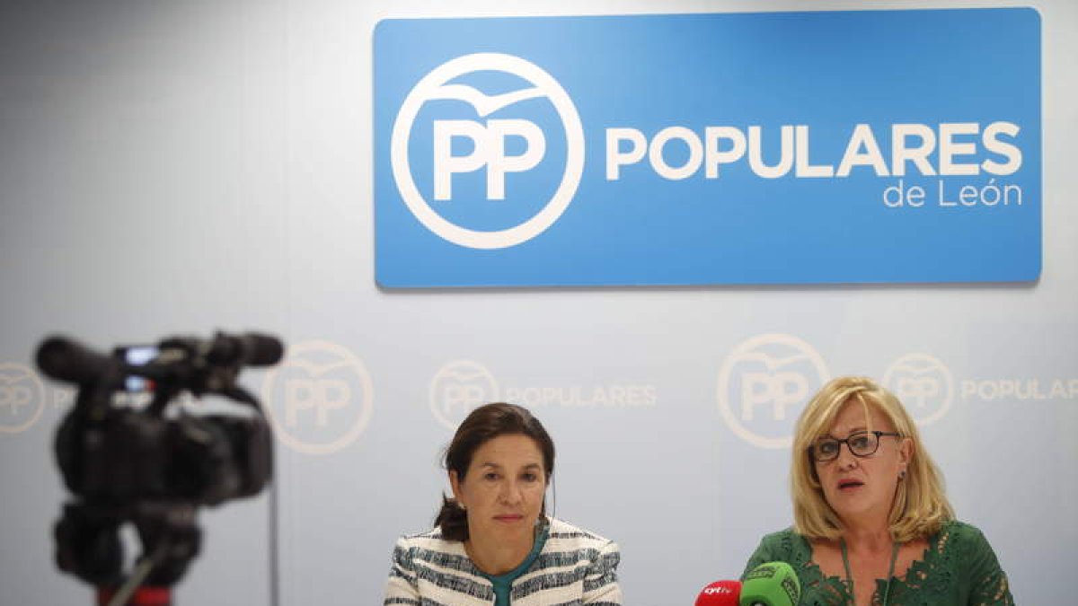 Ana Rosa Sopeña y Mar González, ayer en la sede del PP. RAMIRO