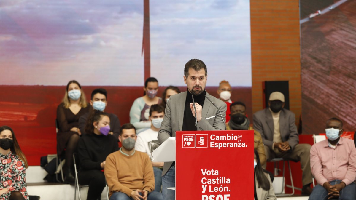 Luis Tudanca, en su intervención, ha estado arropado por Pedro Sánchez y Zapatero. MARCIANO PÉREZ