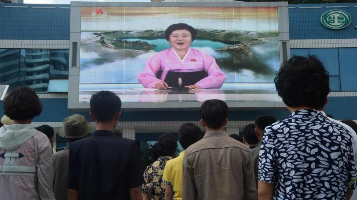Ciudadanos de Pionyang miran en una pantalla gigante cómo la televisión norcoreana anuncia que el país ha probado con éxito una bomba de hidrógeno, el 3 de septiembre del 2017.