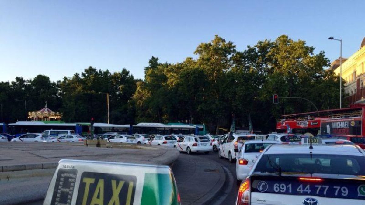 Los taxistas en huelga de Madrid bloquearon el pasado sábado 28, con una marcha lenta, la plaza de Carlos V, junto a la estación del AVE de Atocha.