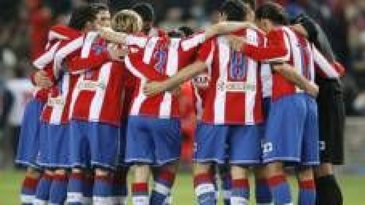 Los jugadores del Atlético de Madrid se dan ánimos justo antes de que comience el partido
