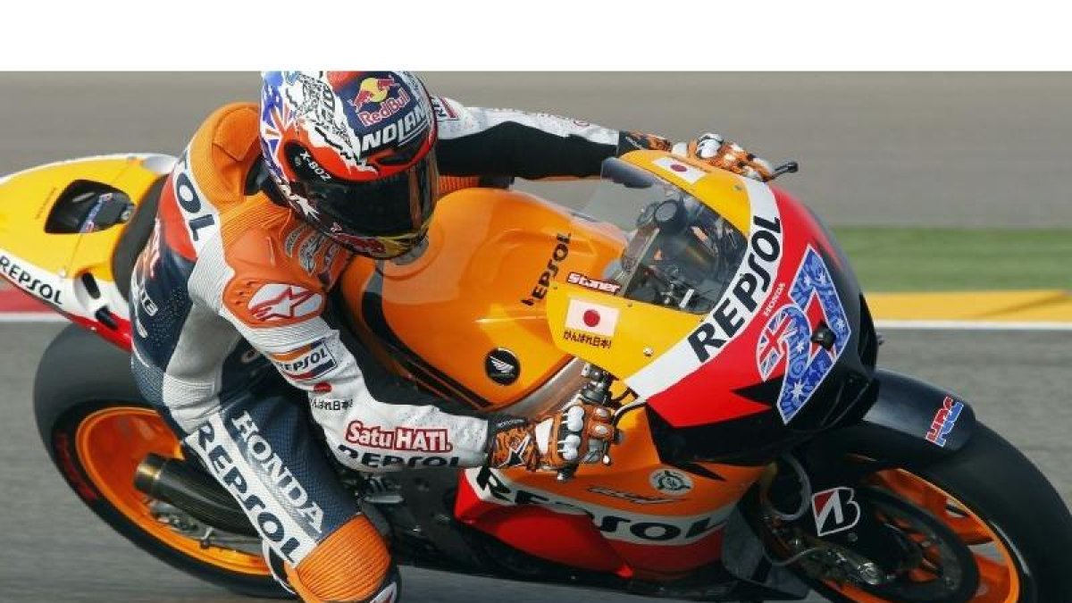 El piloto australiano del equipo Repsol Honda Team, Casey Stoner, durante la tercra sesión de entrenamientos libres de MotoGP del Gran Premio de Aragón.