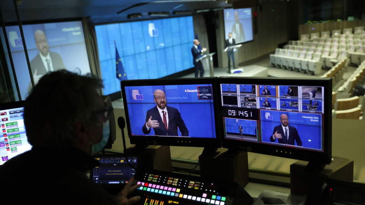 Un operador de tv controla los monitores durante la intervención de Charles Michel. FRANCISCO SECO