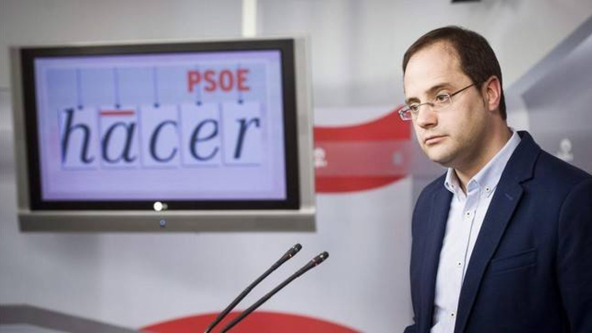El secretario de organización del PSOE, César Luena, este miércoles tras anunciar la destitución de Tomás Gómez.