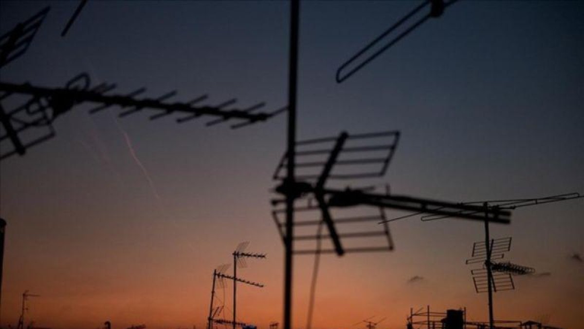 Antenas de televisión en los tejados de unos edificios.