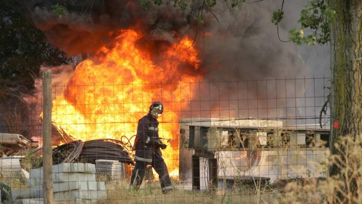 El 65% de las actuaciones de los bomberos de León en San Andrés fueron para apagar fuegos. RAMIRO