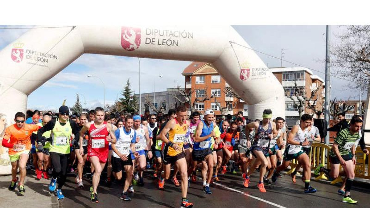Los 10 Kilómetros de La Virgen levantaron el telón a la Copa Diputación con más de 500 atletas en la línea de salida. MARCIANO