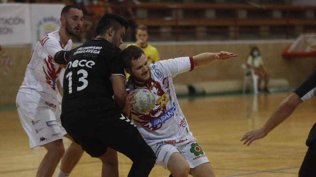 El Abanca Ademar no pudo salir airoso de su primer partido en el Torneo de Viseu. FERNANDO OTERO