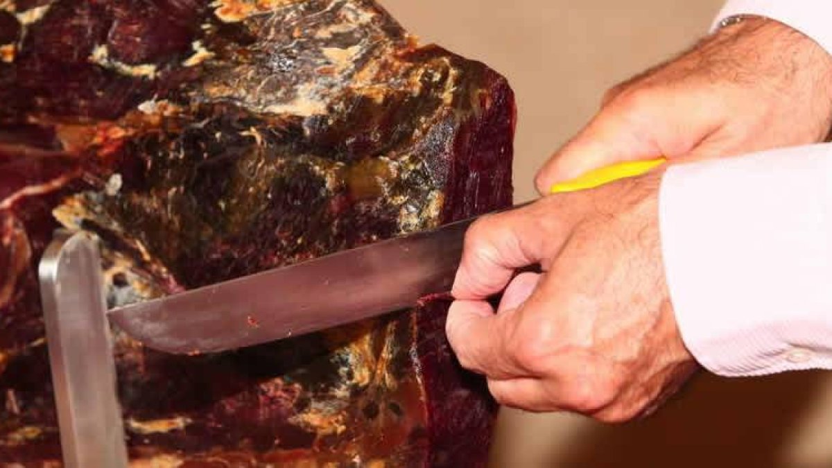 Un cortador profesional maneja el cuchillo con destreza en una degustación de Cecina de León celebrada este mes.