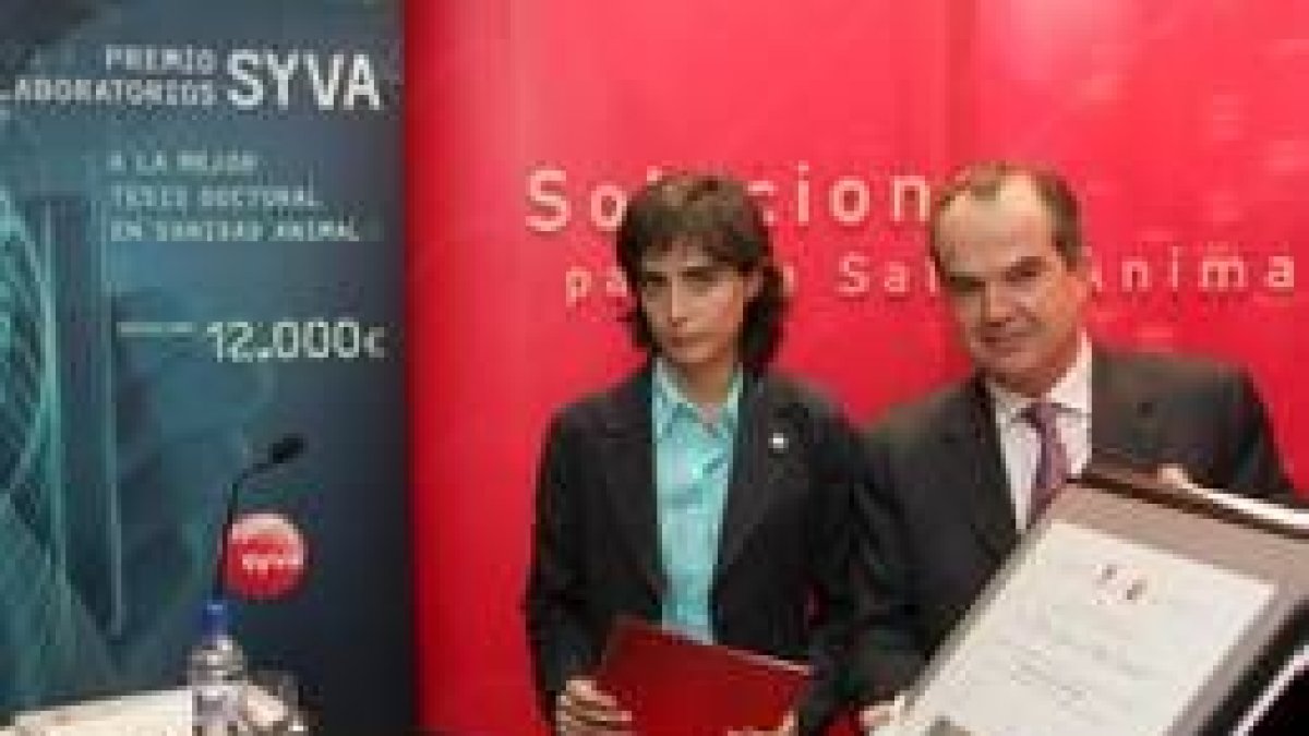 María Luisa del Río recibe el premio de manos de Luis Bascuñán