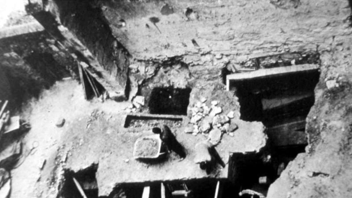Excavación en la cripta norte de la Catedral, que desenterró el cadáver. DL