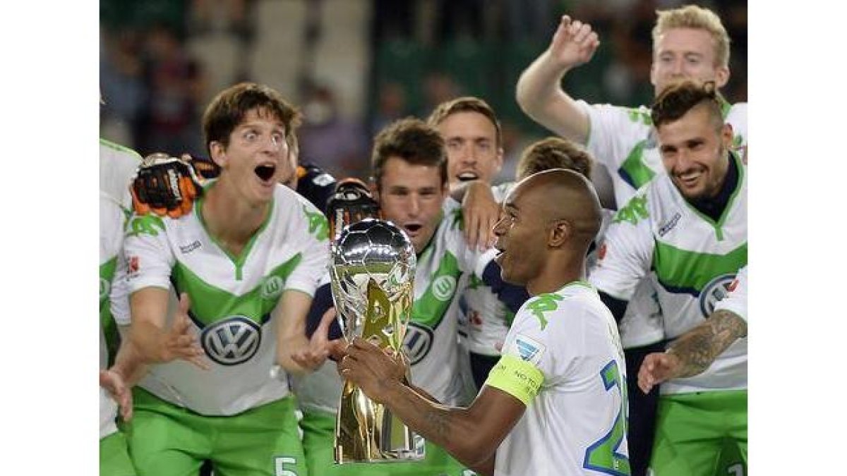 Los jugadores del Wolfsburg celebran la victoria ante el Bayern de Múnich en la Supercopa alemana.