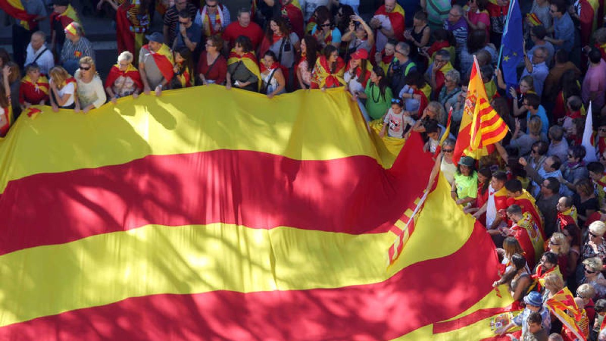 Bandera catalana (senyera) en el Paseo de Gracia de Barcelona. TONI ALBIR