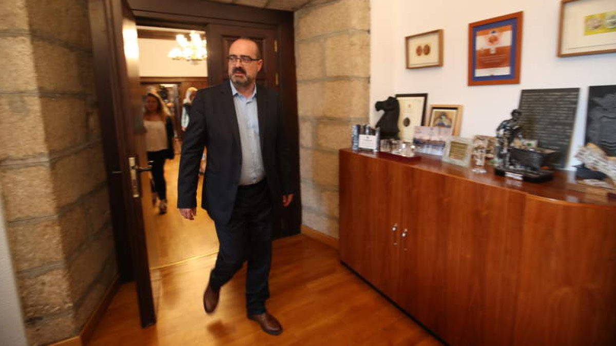 Marco Morala, camino de su despacho de alcalde, el primer día de su gestión en el Ayuntamiento de Ponferrada. ANA F. BARREDO