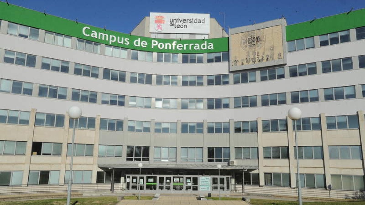 Edificio central del Campus de Ponferrada de la Universidad de León. L. DE LA MATA