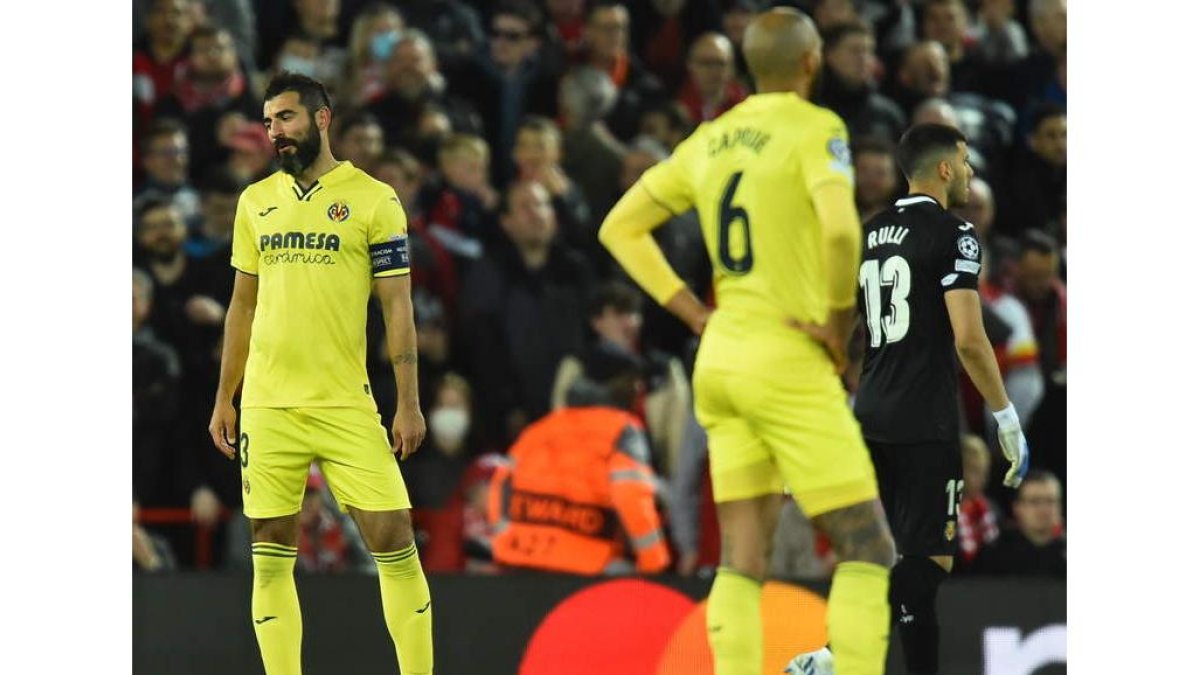 Albiol y Capoué, con gesto de resignación tras el segundo gol del Liverpool que deja la eliminatoria muy cuesta arriba para el Villarreal. POWELL
